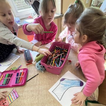 dzieci kolorują skarpetki