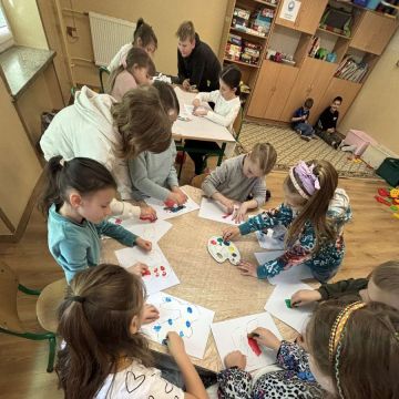 dzieci i praca plastyczna wielkanocna