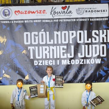 Z ogromną radością informujemy, że Gabrysia z klasy 1a odniosła wspaniały sukces podczas Ogólnopolskiego Turnieju Judo Dzieci i Młodzików. W swojej kategorii spisała się znakomicie, zdobywając złoty medal i I miejsce.  To niezwykłe osiągnięcie jest dowodem na jej ciężką pracę, wytrwałość i sportową pasję. Gratulujemy Gabrysi tak wielkiego osiągnięcia i życzymy jej dalszych sportowych sukcesów!