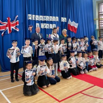 W ubiegłym tygodniu odbyło się uroczyste ślubowanie klasy 1a. Tego dnia pierwszoklasiści z przejęciem i radością zaprezentowali przygotowane wierszyki i piosenki. Najważniejszym momentem było ślubowanie na sztandar szkoły.  Uczniowie głośno i z zaangażowaniem powtarzali słowa przysięgi, obiecując sumiennie się uczyć, być pomocnymi i godnie reprezentować swoją szkołę. Następnie każdy z nich został symbolicznie pasowany na ucznia przez dyrektora szkoły.