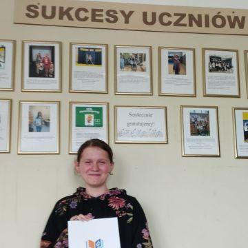 KAROLINA WIŚNIEWSKA, UCZENNICA KLASY 8A                     FINALISTKĄ V OGÓLNOPOLSKIEJ OLIMPIADY LITERATURY I JĘZYKA                                            POLSKIEGO DLA SZKÓŁ PODSTAWOWYCH