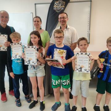 TRWA ZWYCIĘSKA PASSA SZACHISTÓW Z SP 13